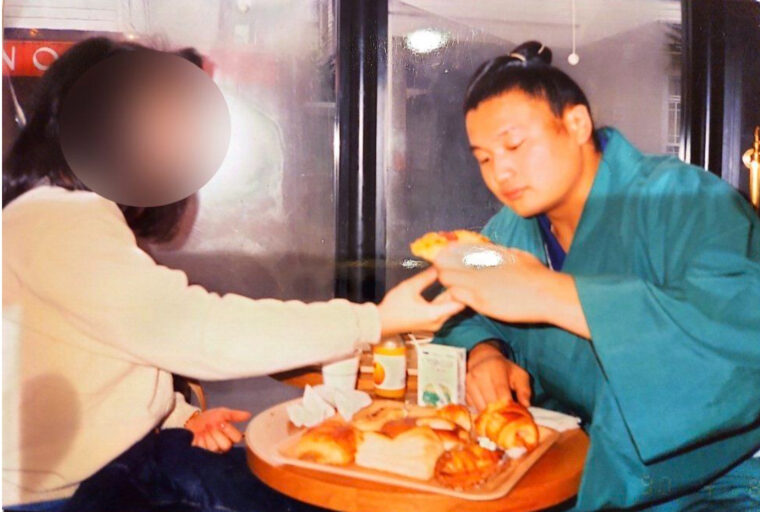 貴乃花と再婚相手の馴れ初めは十両昇進祝いのパーティー（1989年9月）
https://bunshun.jp/articles/-/66110