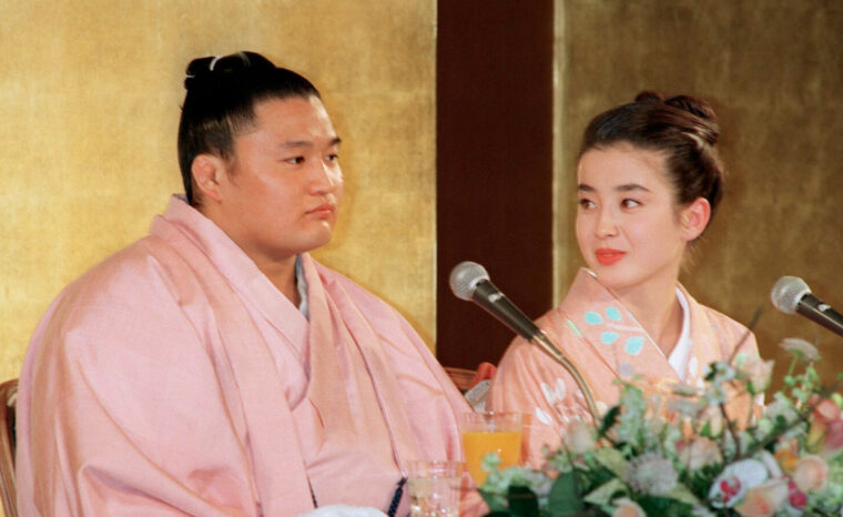 貴乃花と宮沢りえの婚約発表（1992年10月）https://bunshun.jp/articles/-/66110